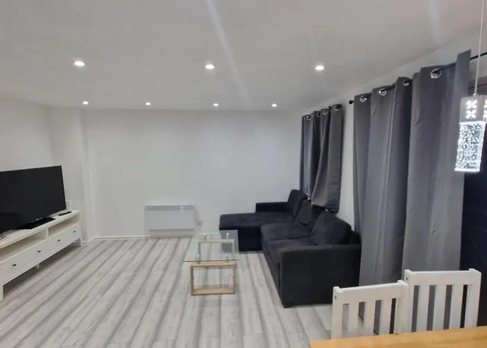 Cozy Modern 2 Bed Flat, With Parking, Close To Town