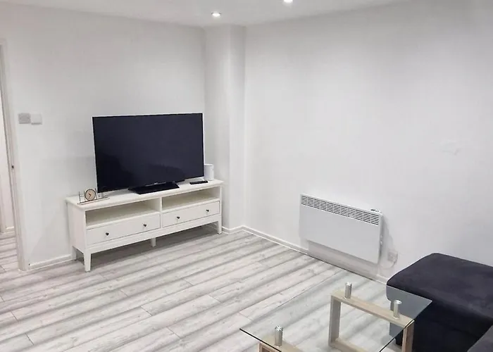 Cozy Modern 2 Bed Flat, With Parking, Close To Town