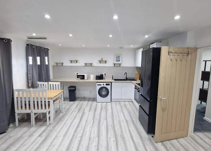 Cozy Modern 2 Bed Flat, With Parking, Close To Town