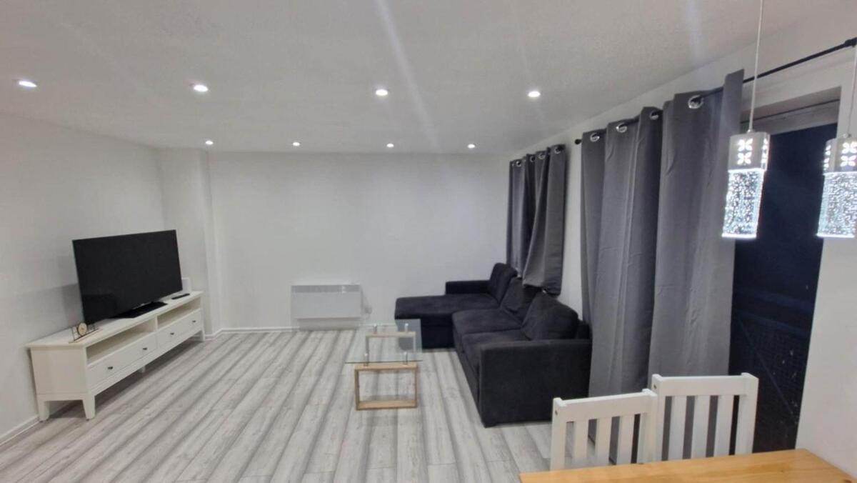 Cozy Modern 2 Bed Flat, With Parking, Close To Town * Manchester